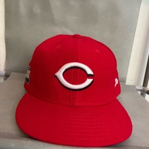 Cincinnati Reds fitted Black Brim
